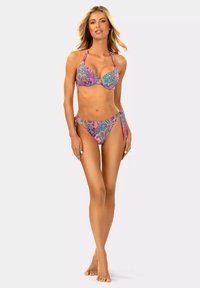 Wielokolorowy bikini z wzorem paisley. Biustonosz w stylu halter z wiązaniami na szyi; dopasowane majtki z niskim stanem z wiązaniami po bokach. Miękka tekstura materiału.