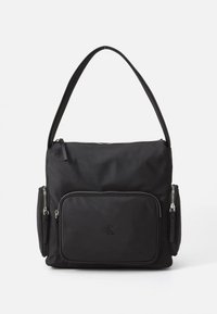 Czarna nylonowa torba na ramię o zaokrąglonym kształcie, z regulowanym paskiem, przednią kieszenią na zamek i bocznymi kieszeniami na zamek. Tłoczone logo.