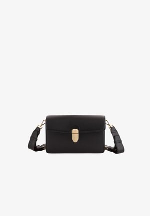 Schwarze Leder-Umhängetasche mit verstellbarem Riemen und Verschluss aus goldfarbenem Metall an der Vorderklappe.