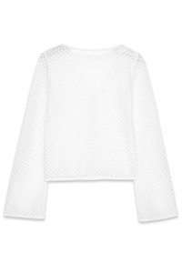 Balts, īss piegriezuma krekls ar garām piedurknēm un teksturētu, dimanta rakstu. Iezīmē v-veida aizmugurējo kakla izgriezumu un taisnu apakšu. Viegls audums.