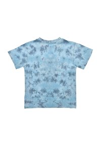 T-shirt a maniche corte, motivo tie-dye in blu chiaro e grigio, tessuto di cotone morbido, scollo rotondo a crew, vestibilità rilassata, senza hardware o dettagli visibili.