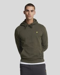 Un sweat à capuche vert olive en tissu doux, avec une poche kangourou à l'avant, un cordon de serrage pour la capuche et un petit logo jaune sur la poitrine.