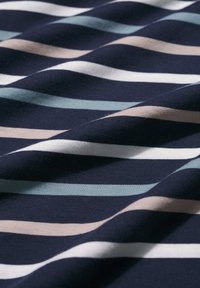 Csíkos anyag, amely sötétkék, világoskék, bézs és fehér vízszintes vonalakkal rendelkezik, sima textúrával és puha eséssel.