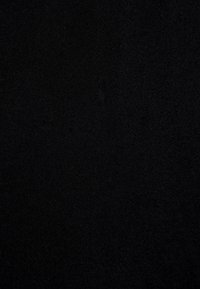 Czarna tkanina o gładkiej fakturze, ściśle utkanej z jednolitym wzorem, z matowym wykończeniem, bez widocznych elementów metalowych ani ozdób.