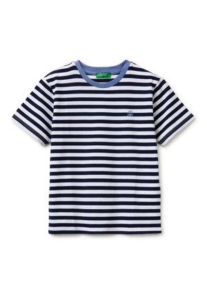 Marineblauw-wit horizontaal gestreept T-shirt met korte mouwen, een blauwe halslijn en een klein geborduurd logo op de borst.