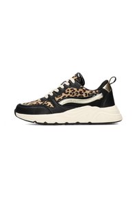 Leopardi-kuosisneakerit, joissa on mustaa nahkaa ja tekstiilimateriaaleja, paksu kermahiottu pohja ja kultaiset yksityiskohdat sivuilla ja kannassa.