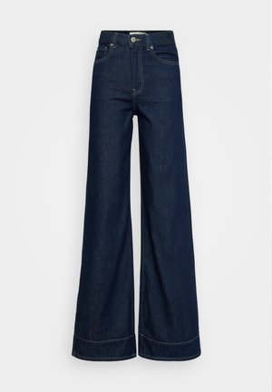 Jeans large taille haute bleu foncé avec poches avant, passants de ceinture, fermeture bouton et coutures visibles sur un fond blanc.