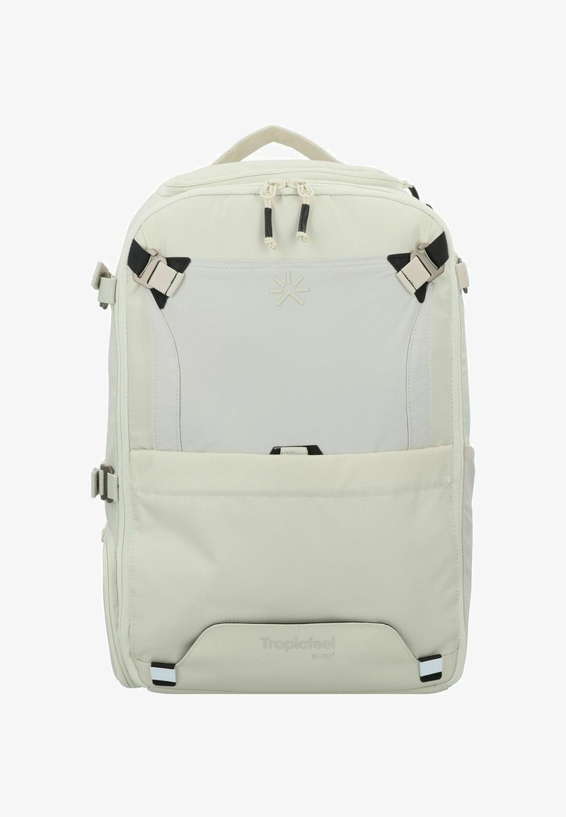 Mochila de color claro con múltiples compartimentos, acentos negros, correas ajustables y un asa en la parte superior. Fabricada con un tejido duradero de textura suave.