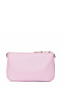 Borsa a tracolla sintetica rosa con finitura testurizzata, chiusura con zip e hardware color oro; presenta una forma rettangolare con angoli arrotondati.