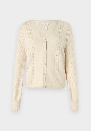 Cardigan de couleur crème en tissu tricoté, présentant un col en V, une fermeture à boutons, et une texture à motifs avec des mailles ajourées le long des manches.