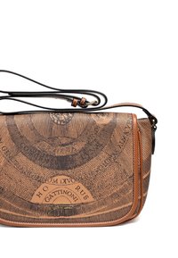 Brun læder crossbody taske med sort intrikat cirkulært tekstmønster og justerbar rem på hvid baggrund.