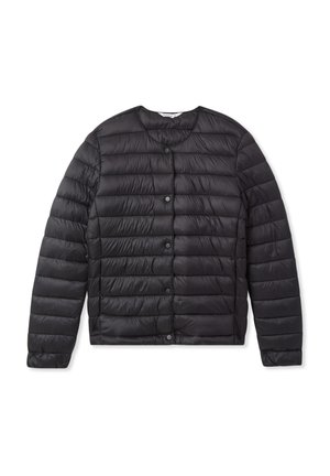 Giacca nera imbottita trapuntata con colletto rotondo, chiusura a bottoni a pressione e una texture luminosa e liscia. Senza tasche visibili o motivi.