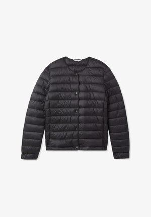 Giacca nera imbottita trapuntata con colletto rotondo, chiusura a bottoni a pressione e una texture luminosa e liscia. Senza tasche visibili o motivi.