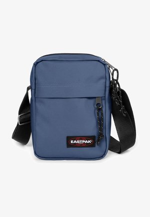 Blå polyester crossover taske med lynlåslukning, justerbar rem, forlommer og mærket patch. Struktureret overflade, kompakt rektangulær form.