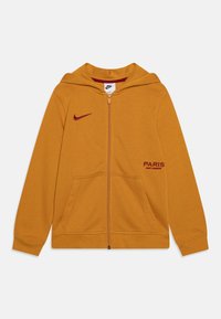Gul hættetrøje med lynlås lavet af blødt stof, med en forlommer, hætte og rød Nike-logo med teksten "PARIS" på brystet.