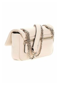 Borsa a mano in pelle crema con parte superiore ripiegata, tracolla in catena argentata e tasca esterna con zip. Texture liscia e forma strutturata.