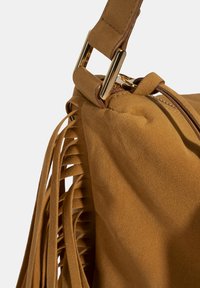 Franje bruin suède handtas met een gladde afwerking, voorzien van details in goudkleurig metaal en een verstelbare schouderband. Ritsluiting aan de bovenkant.