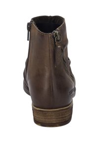 Bottine en cuir marron avec un design rentré, fermeture éclair sur le côté et talon texturé. Présente une finition lisse et des détails de couture subtils.