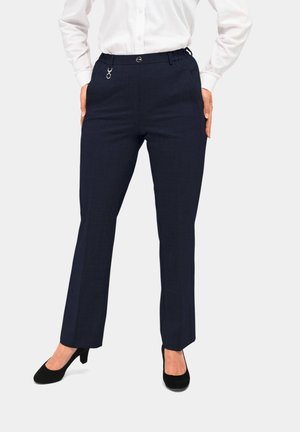 Navy-Hosen mit maßgeschneiderter Passform, ausgestattet mit einem elastischen Bund, subtiler Textur und einem dekorativen silbernen Ring auf der Vorderseite.