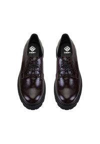 Bordeaux lederen schoenen met een glanzende afwerking, ronde neus, vetersluiting en dikke zwarte rubberen zool. Logo zichtbaar aan de binnenkant.