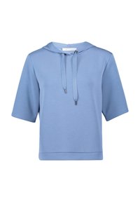 Krótka bluza z kapturem z jasnoniebieskiego materiału o luźnym kroju, z dekoltem na sznurki i minimalistycznym wzornictwie. Miękka tekstura, brak widocznych wzorów.