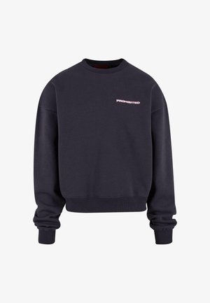 Sudadera de color azul marino oscuro con puños y dobladillo acanalados. Presenta el texto impreso en rosa "PROHIBIDO" en la parte frontal. Confeccionada con una tela de textura suave.