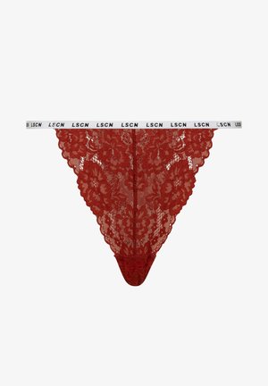 Tanga de encaje rojo con borde en forma de ondas y una cintura blanca que presenta el nombre de la marca "LSCN". Patrón floral en toda la tela.