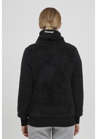 Sort fleece pullover med høj hals og ribstrikkede manchetter. Blød tekstur, afslappet pasform og en sølv detaljer ved kraven. Velegnet til afslappet brug.