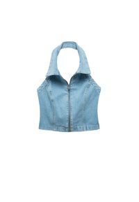 Chaleco de mezclilla recortado de color azul claro con un cuello alto, que presenta un cierre frontal y detalles de costura curvada. Sin mangas. Textura suave.