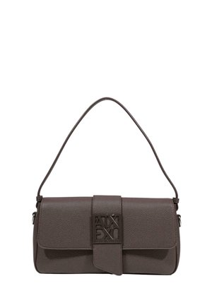 Tmavě hnědá texturovaná kožená kabelka přes rameno s klopovým zapínáním a vyraženým kovovým logem na předním popruhu.