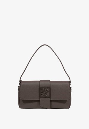 Borsa a spalla in pelle marrone scuro con texture, chiusura a patta e logo in metallo impresso sulla tracolla frontale.