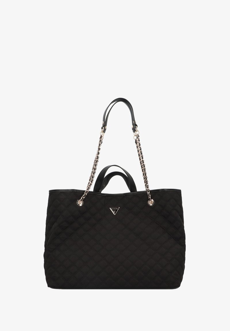 Czarna pikowana torba typu tote z błyszczącym wykończeniem, podwójnymi skórzanymi uchwytami i srebrnymi łańcuszkami jako akcentami. Na przedniej stronie znajduje się trójkątne logo.