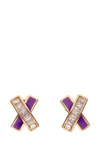 Goudkleurige oorbellen met een geometrisch kruisontwerp; paarse emailaccenten en rechthoekige heldere kristallen in het midden gezet.