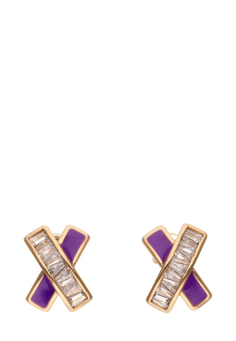 Goudkleurige oorbellen met een geometrisch kruisontwerp; paarse emailaccenten en rechthoekige heldere kristallen in het midden gezet.