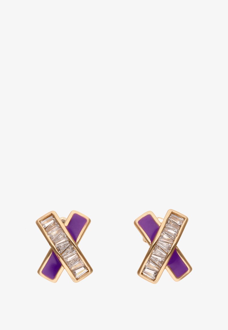Goudkleurige oorbellen met een geometrisch kruisontwerp; paarse emailaccenten en rechthoekige heldere kristallen in het midden gezet.