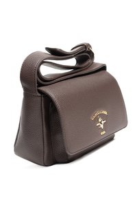 Borsa a mano in pelle marrone con superficie strutturata, forma rigida, manico superiore e dettaglio in metallo dorato sulla parte anteriore.