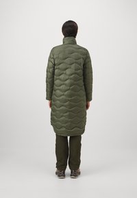 Peak Performance HELIUM COAT - Donsjas - pine needle