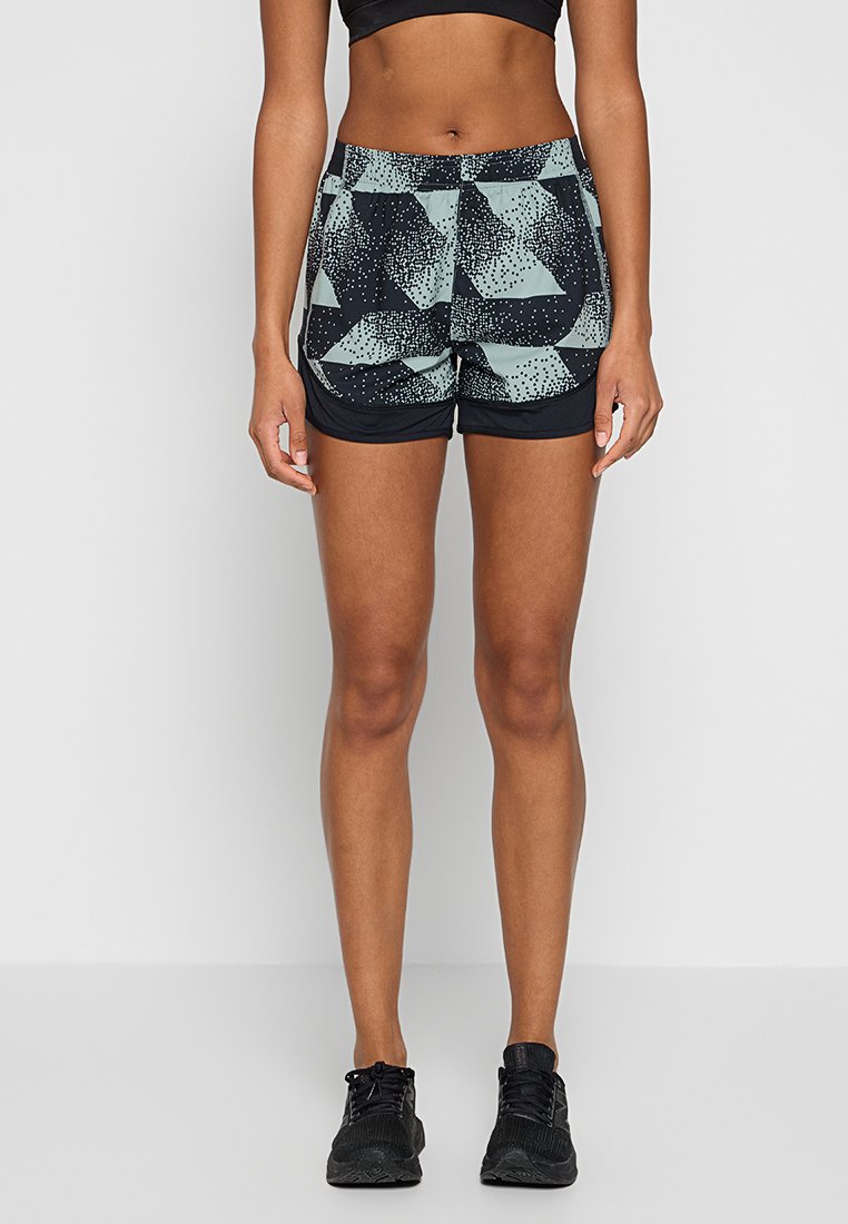 Pantalones cortos negros y verde azulado con un patrón geométrico y una tela texturizada. El diseño tiene un aspecto en capas con una cinturilla de contraste.