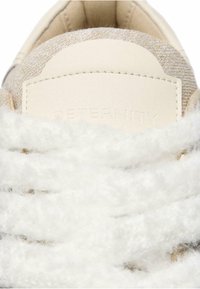 Beige Sneaker mit einem strukturierten Wolloberteil, weichen weißen Akzenten und einer glatten cremefarbenen Lederfersenlasche mit geprägtem "PЕТERNITY"-Logo.