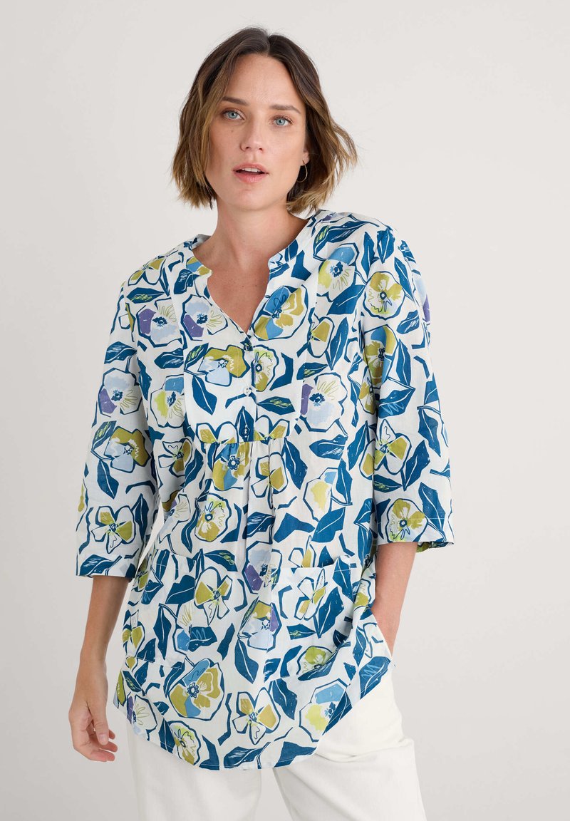 Bloemenoverhemd met knoopsluiting en driekwartmouwen, in pastelkleuren blauw, geel en paars, met een lichte, gestructureerde stof en een relaxte pasvorm.