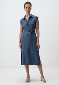 Blaues Chambray-Hemdkleid mit kurzen Ärmeln, Knopfleiste und Taillengürtel. Verfügt über seitliche Schlitze und eine glatte Textur.