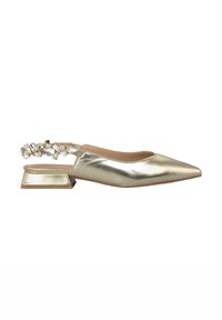 Scarpa slingback metallica dorata con punta appuntita e tacco quadrato basso. Presenta accenti decorativi con gemme sulla fascia del tacco.