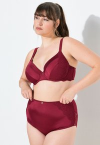 Bordeaux kanten beha en hooggeknoopte slipset met ribbeltextuur, verstelbare bandjes en decoratieve hardware op de taille.