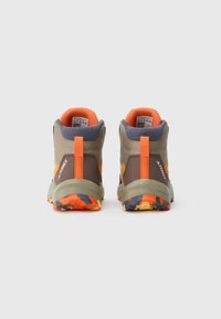 Μπότες πεζοπορίας ψηλές σε χακί και πορτοκαλί με υφασμάτινο επάνω μέρος με υφή, επενδυμένο πέλμα και πολύχρωμη λαστιχένια σόλα με έντονο μοτίβο.