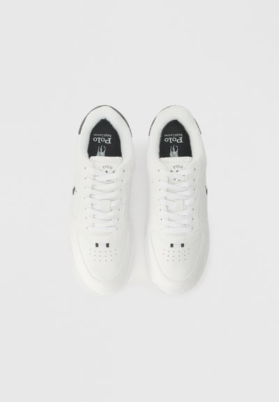 Sapatilhas brancas de couro com biqueiras redondas, linguetas texturizadas e detalhes em preto. Apresentam um design perfurado e o logótipo da marca nas palmilhas.