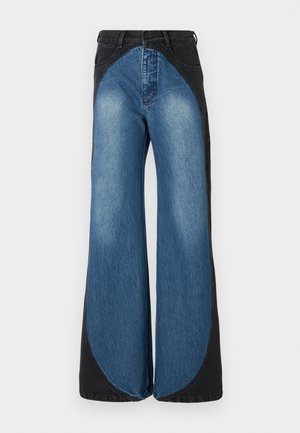 Pantalones vaqueros de pierna ancha con cintura alta, fabricados con una mezcla de denim claro y oscuro. Paneles laterales curvados distintivos crean un diseño audaz.