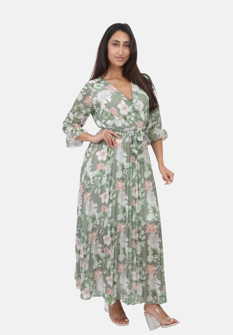 Langes, florales Kleid in Grün mit rosa und weißen Blumen. Leichtes Material mit Wickeldesign und definiertem Taillenschnitt, ausgestattet mit Dreiviertelärmeln.