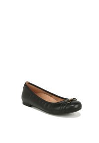 Zwarte leren ballerina's met een ronde neus, een klein accenthardwarestukje en subtiele stiksels op de bovenkant. Platte zool en gladde textuur.