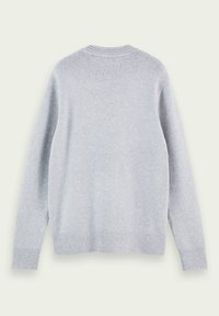 Pull gris clair en maille, doté d'un col rond, de manches longues, de poignets et d'un ourlet côtelés, avec une finition douce et texturée.