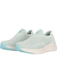 Vaaleansiniset slip-on-tennarit, joissa on verkkopäällinen ja valkoinen pohja. Kengissä on teksturoitu kuvio ja pieni kanta lisämukavuutta varten.